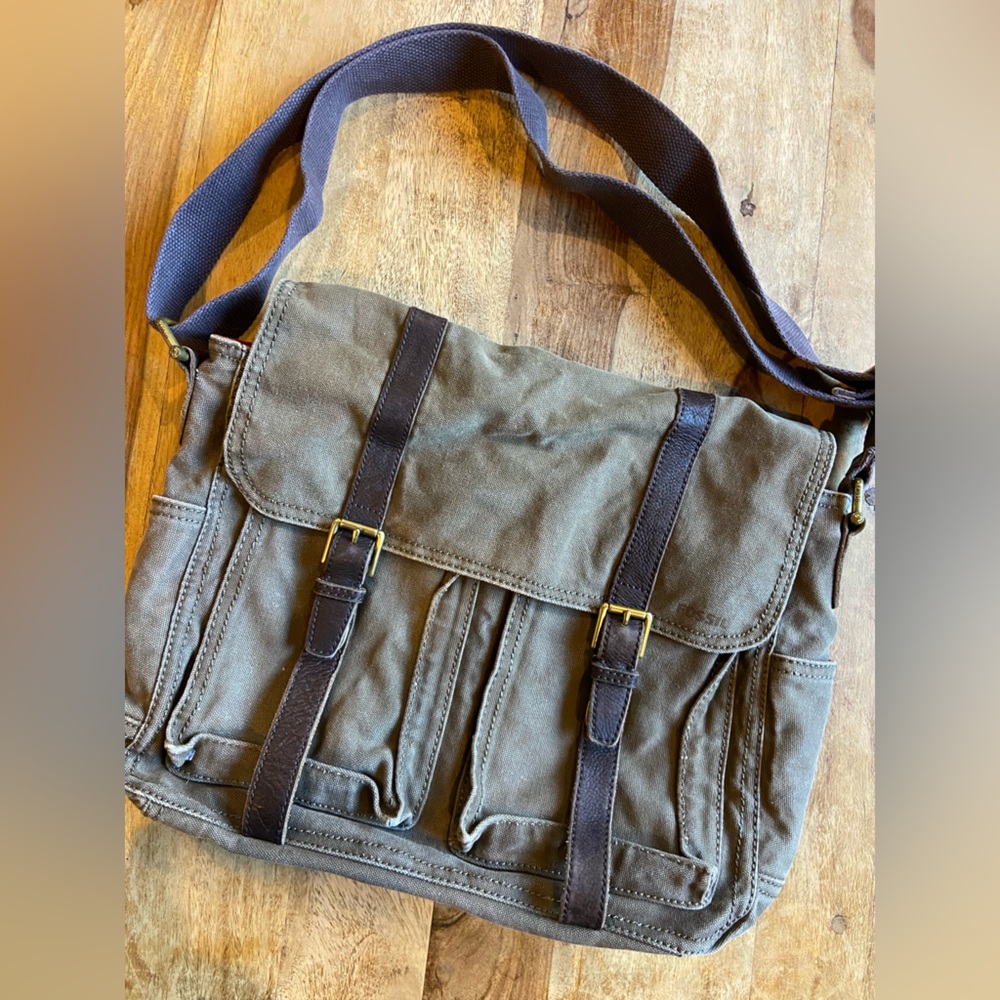 Fossil canvas messenger bag. Nice used condition. No issues. Brown.